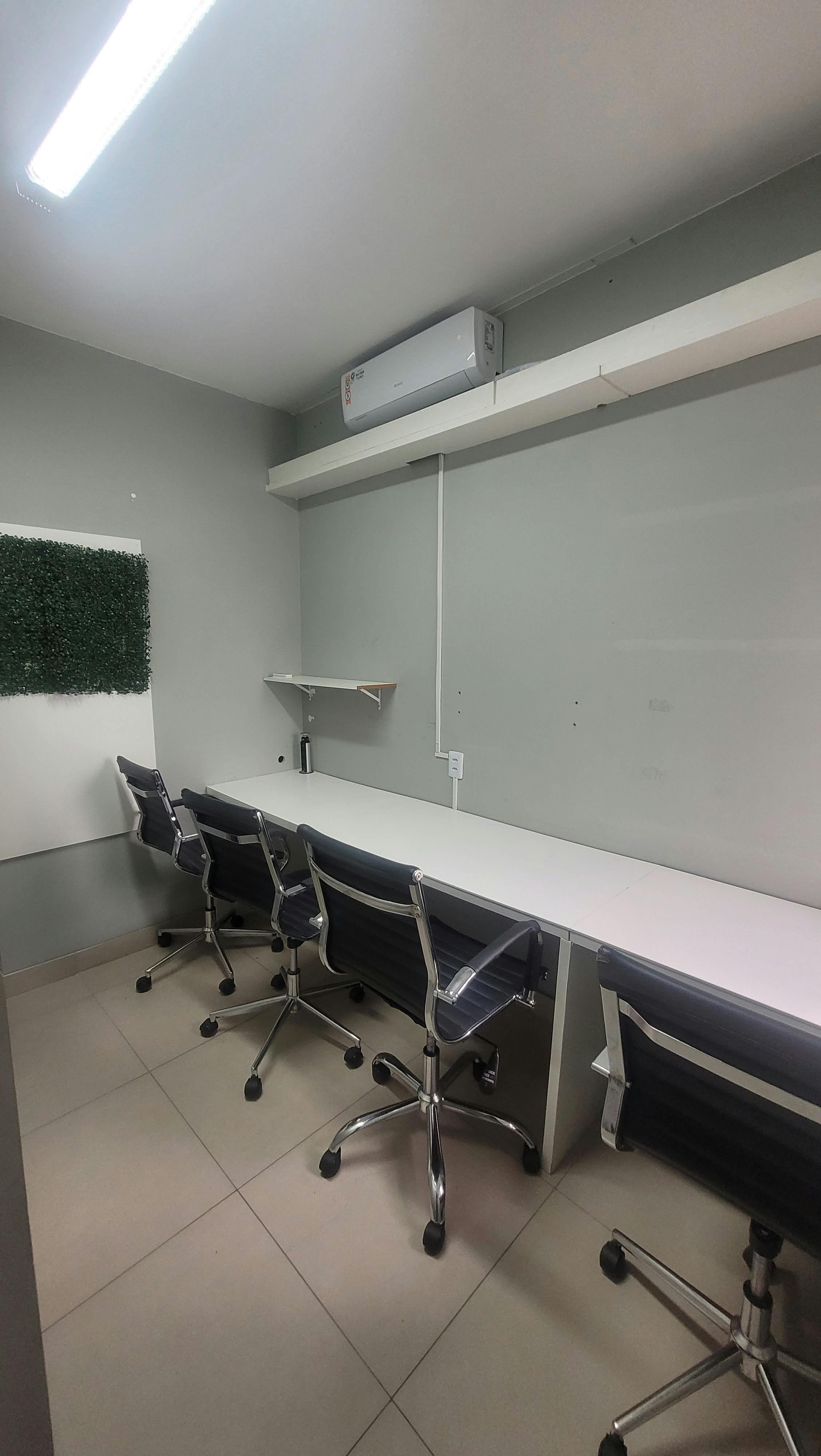 Espaço de trabalho compartilhado com quatro estações