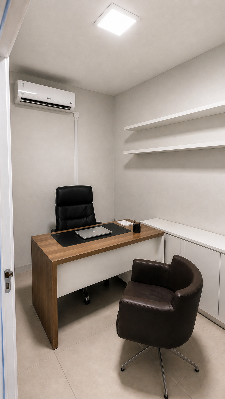Interior da sala privativa com mesa, cadeiras e ar-condicionado